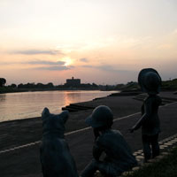 夕日を見る子供像、周辺2
