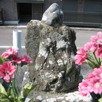 大覚寺・上組の地蔵と謎の自然石、地蔵座像
