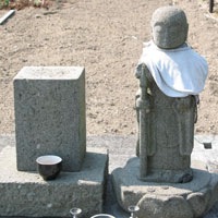 尾川丁仏参道入り口の道標と石仏群、地蔵立像と台石