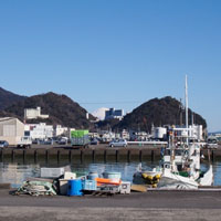焼津港内港から眺める当目峠と富士山